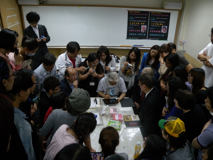 2012年美術學系邀請東京藝術大學-三田村 有純教授示範漆畫技術